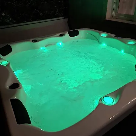 Neda With Jacuzzi ビリセ
