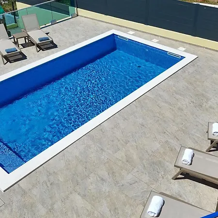 Neda With Jacuzzi *